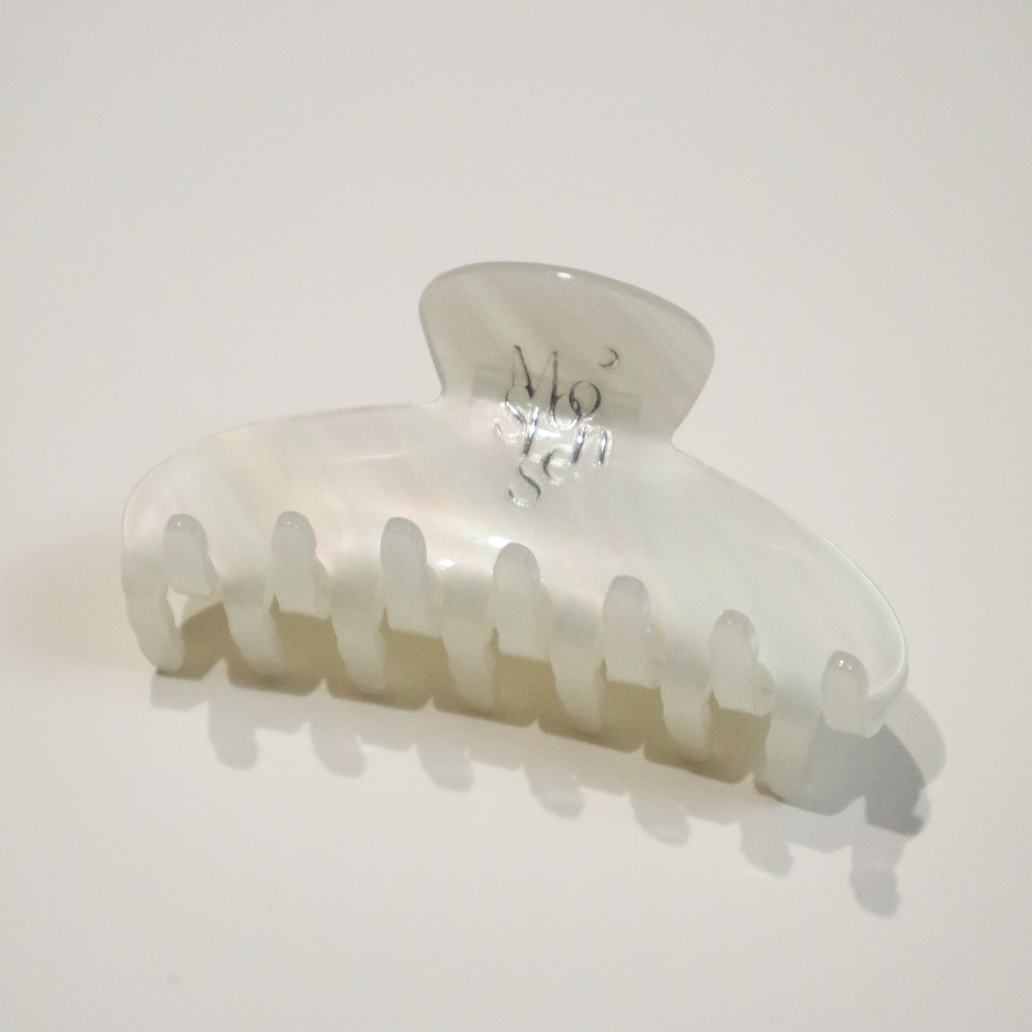 ACETATE SHELL GLOWING HAIR CLAW CLIP IN WHITE