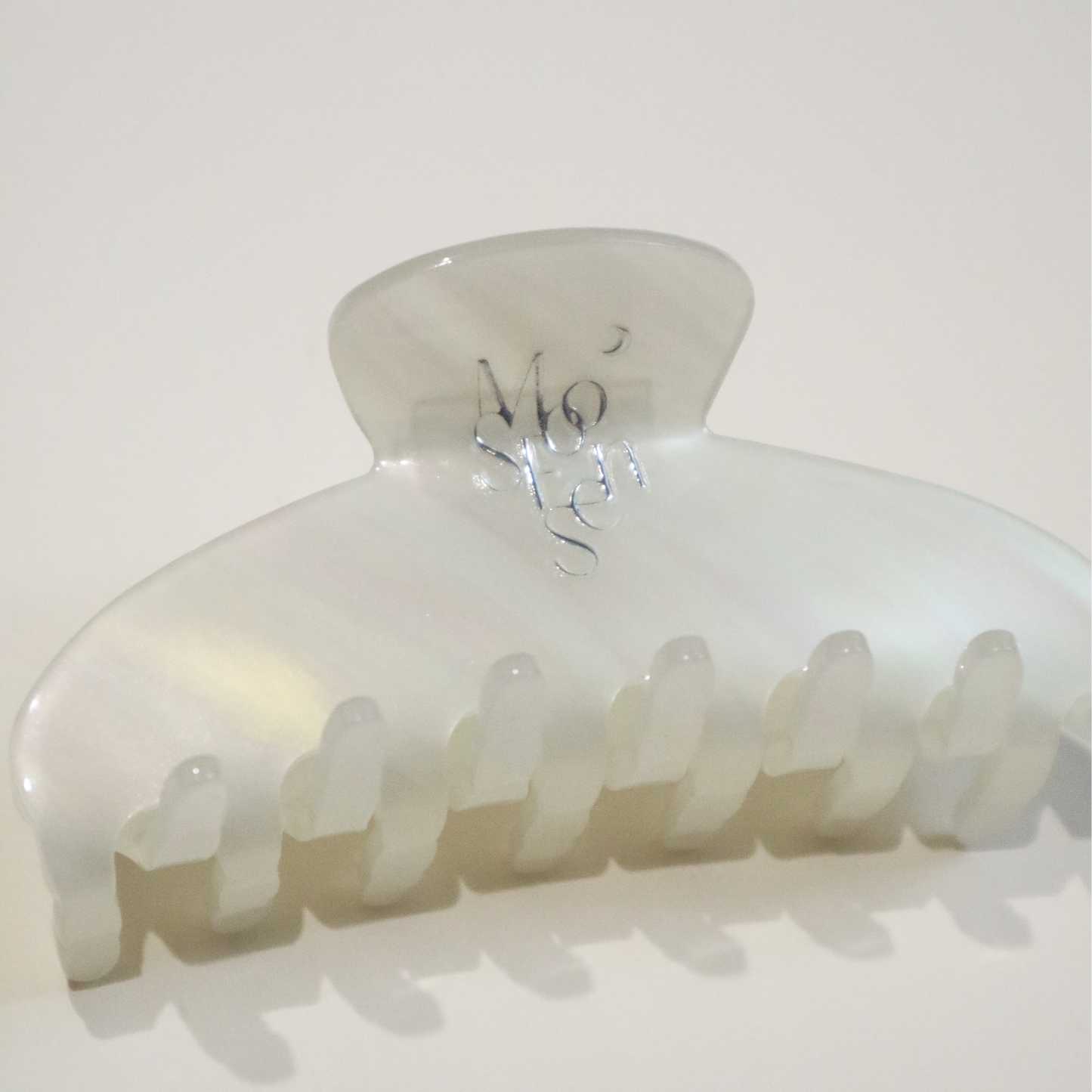 ACETATE SHELL GLOWING HAIR CLAW CLIP IN WHITE