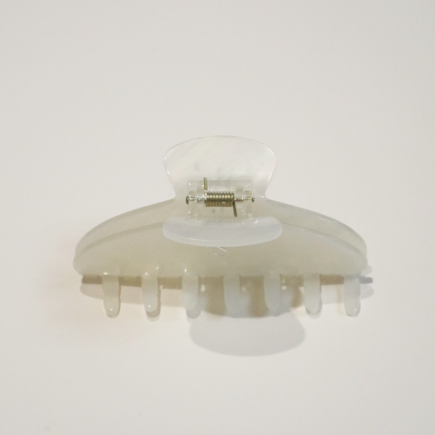 ACETATE SHELL GLOWING HAIR CLAW CLIP IN WHITE