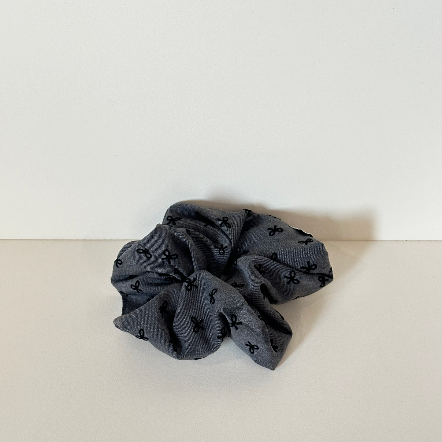 GREY BOWKNOT SCRUNCHIE